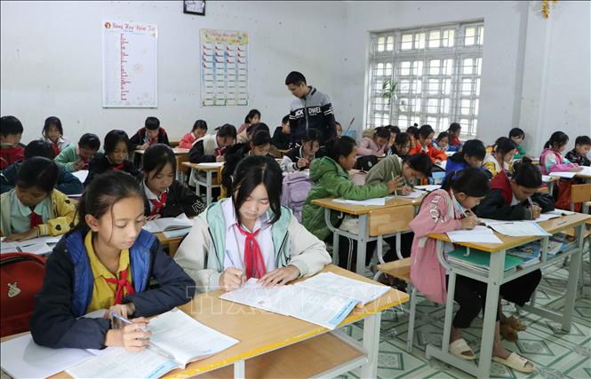 Trước thời tiết rét đậm, rét hại, Trường Phổ thông Dân tộc bán trú Trung học cơ sở Nậm Xe, huyện Phong Thổ (Lai Châu) yêu cầu các em học sinh mặc áo ấm và đóng kín cửa khi học trong lớp. Ảnh: Đinh Thùy/TTXVN